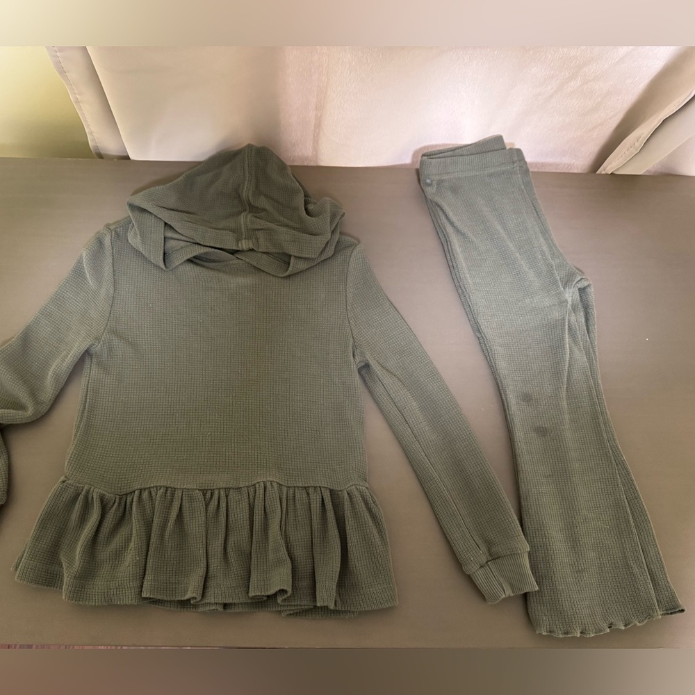 Little Sleepies 2T Soluxe matching top and flared pants***PLAY***